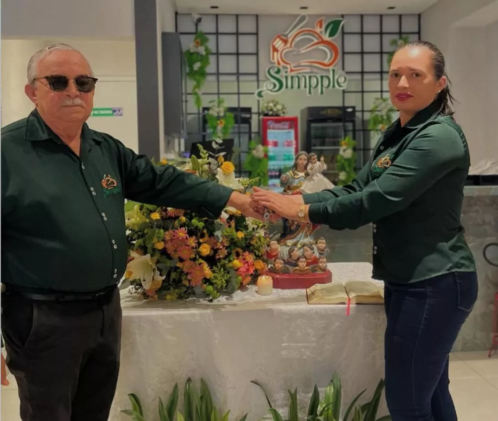 Imagem peregrina de Nossa Senhora da Guia inicia visitas a estabelecimentos comerciais em Patos, com primeira parada no Restaurante Simpplê