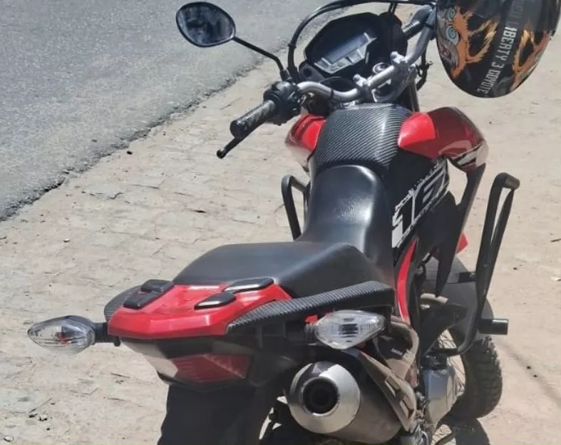 Polícia Militar recupera motocicleta com restrição de roubo e furto em Patos
