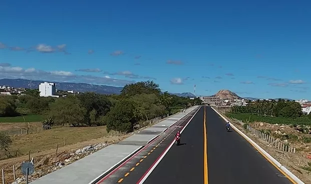 Prefeitura inicia instalação de luminárias de LED alimentadas por energia solar na Avenida Lagoa dos Patos