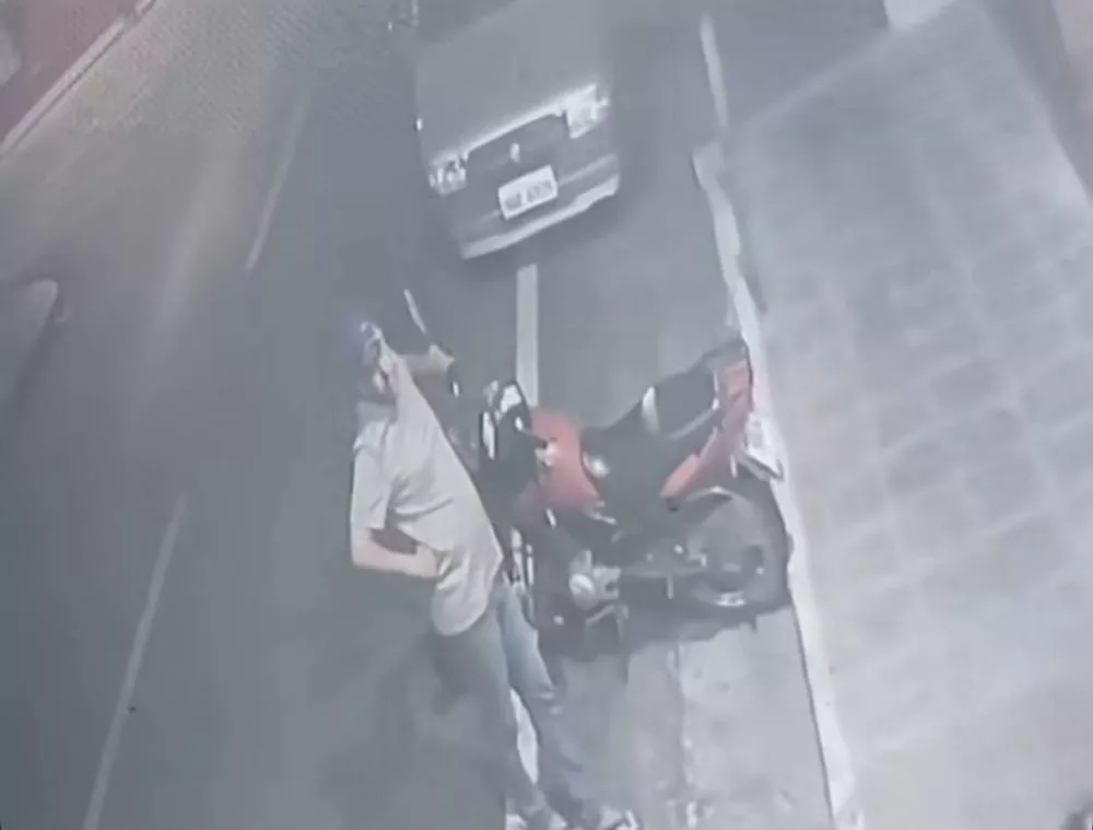 Mulher tem bolsa furtada após esquecer carro destravado em frente a lanchonete na Rua do Prado, em Patos