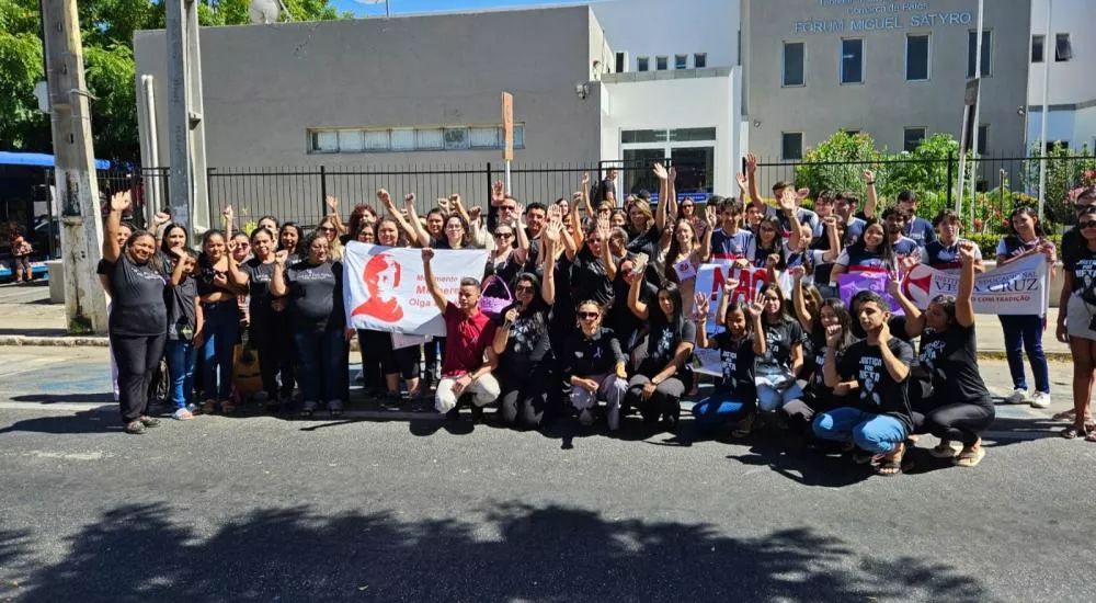 Sociedade patoense realiza ato contra o feminicídio e a violência contra a mulher