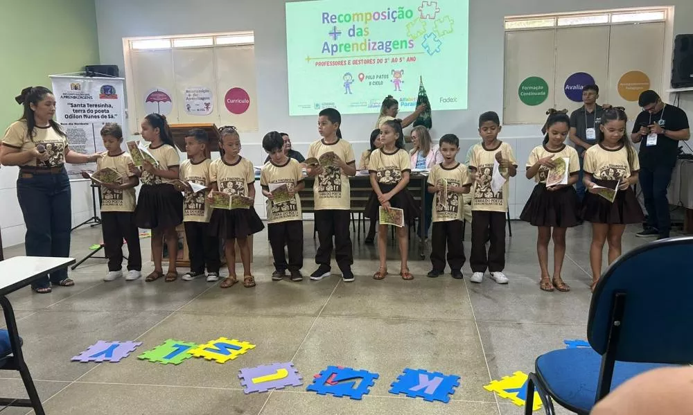 Estudantes de escola do município de Santa Terezinha fazem apresentação no II Ciclo de Formação de Recomposição das Aprendizagens, em Patos 