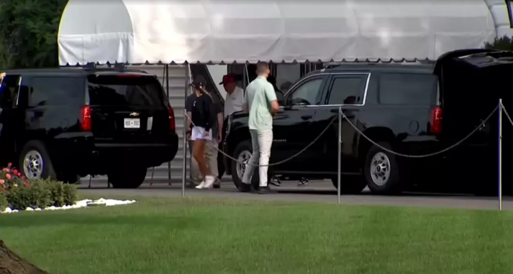 Trump joga golfe nos EUA após ser alvo de fake news sobre morte