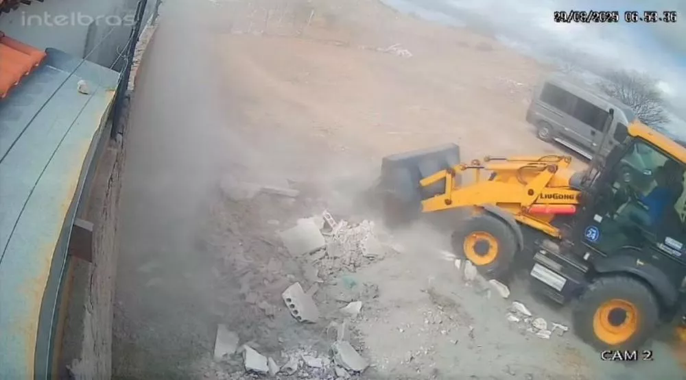 Morador reclama de serviço da Prefeitura em terreno no bairro Maternidade, em Patos