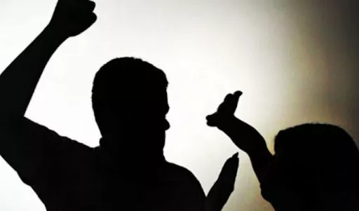 Violência doméstica: mulher é agredida por companheiro embriagado na frente dos filhos, em Cajazeiras; Polícia Militar é acionada