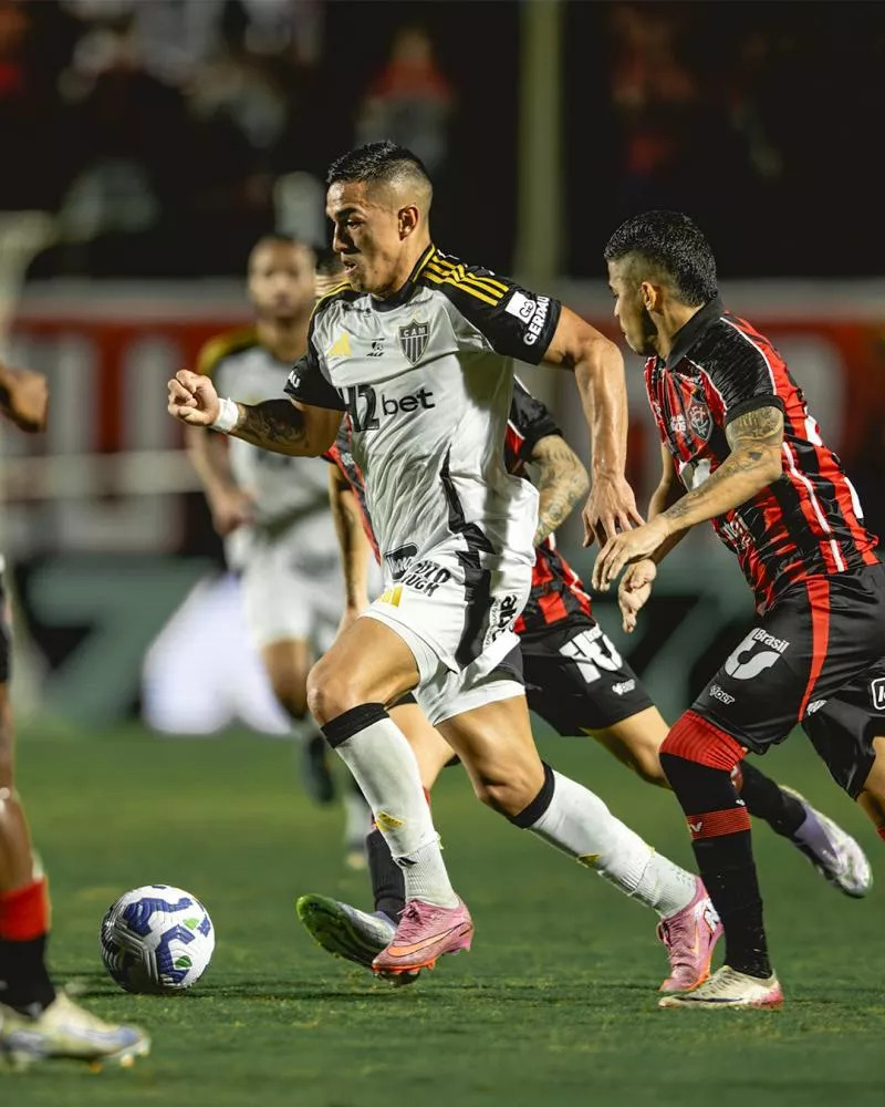 Vitória se recupera de goleada, vence o Atlético-MG e deixa o Z-4 do Brasileirão