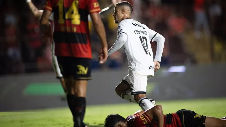 Vasco sofre, mas vence Sport em reencontro na Ilha do Retiro e segue fora do Z-4 do Brasileirão
