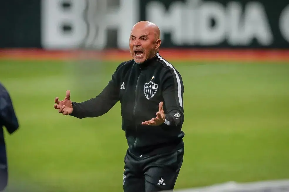 Atlético-MG se reúne com Sampaoli e tenta acordo para anunciar substituto de Cuca