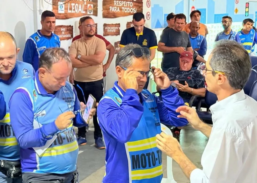Projeto Novos Olhares realiza prova de óculos com mototaxistas e taxistas cadastrados em Patos
