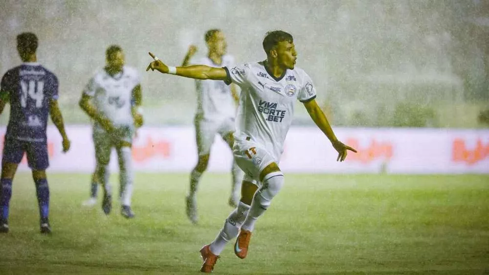 Com gritos de 'é campeão', Bahia goleia Confiança com 'pintura' de falta de Nestor e fica perto do penta da Copa do Nordeste