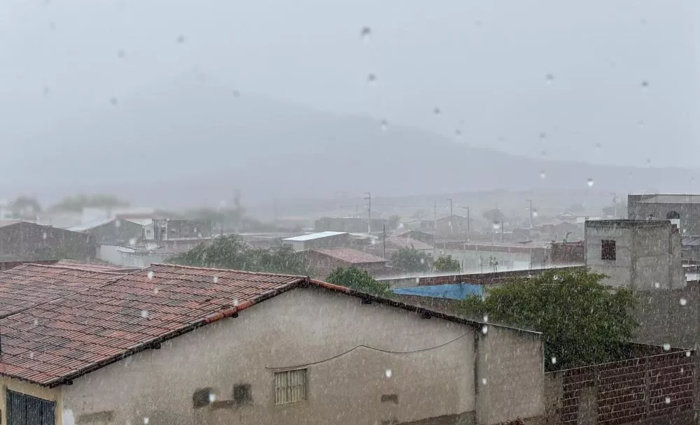 Clima frio e chuvoso surpreende moradores de Patos e cidades da região nesta sexta-feira (5)