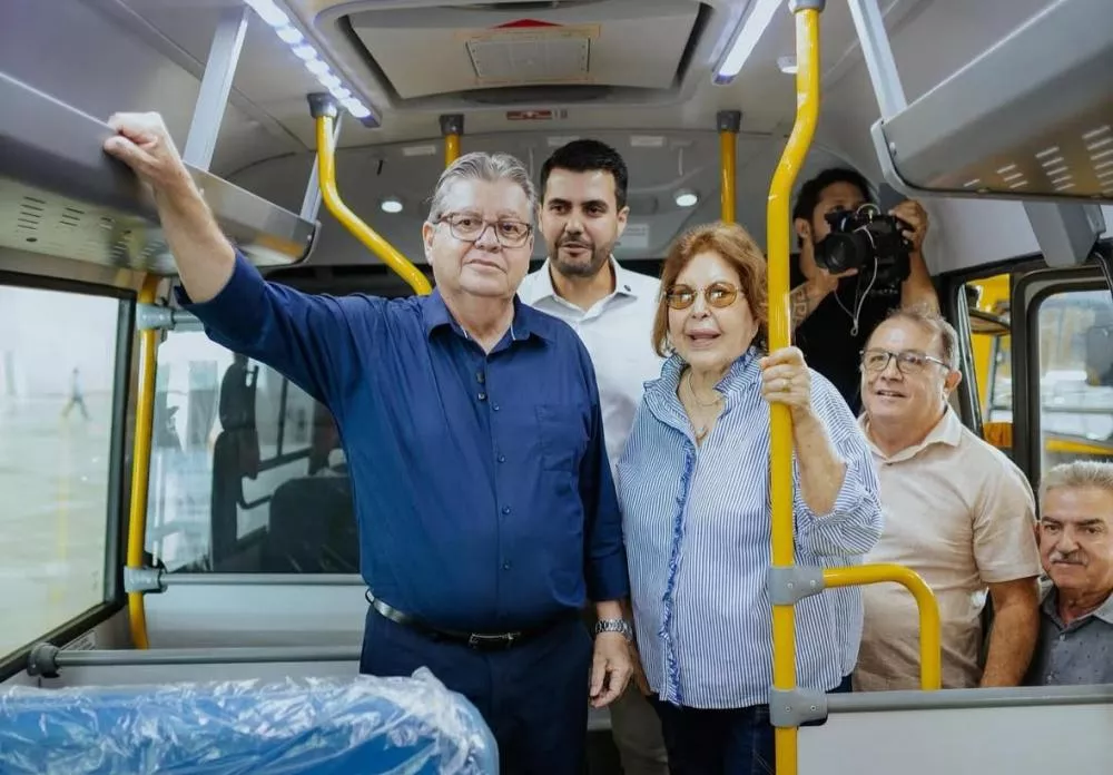 Deputada Francisca Motta lidera entregas de ônibus escolares para o sertão
