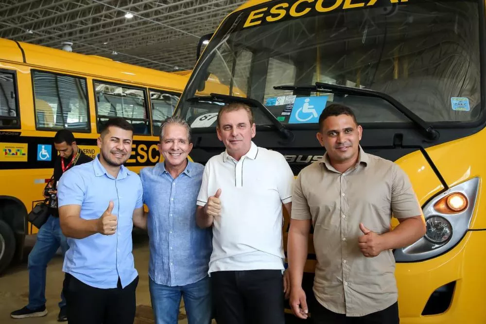Ao lado de prefeitos, Nabor prestigia entrega de ônibus escolares do Governo da Paraíba