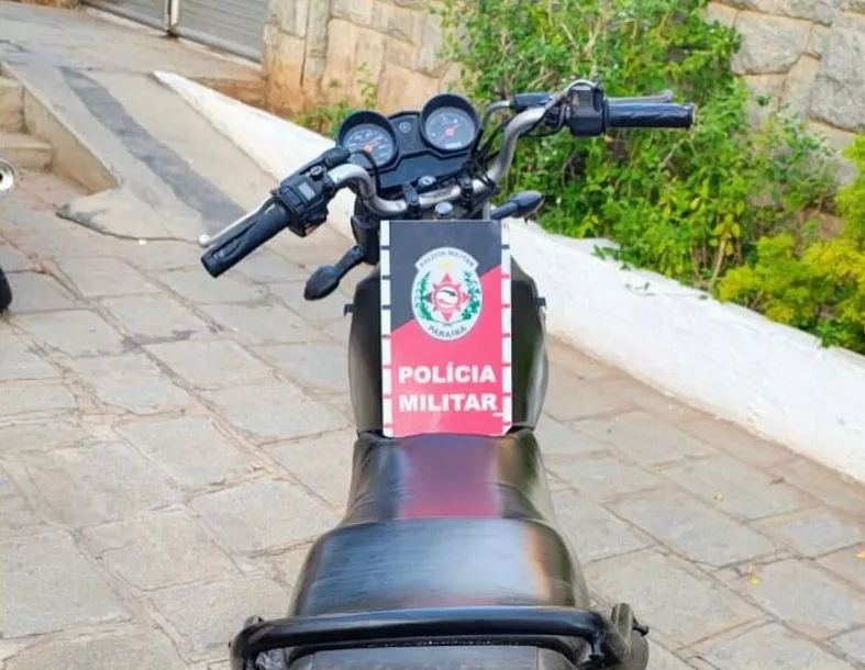 Polícia apreende motocicleta com sinais de adulteração às margens da PB-233, em Santa Luzia