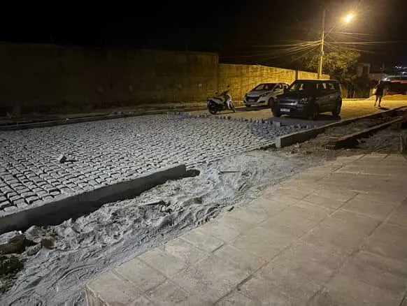 Moradora relata transtornos causados por atraso em obras de pavimentação no bairro Novo Horizonte, em Patos; secretário se posiciona