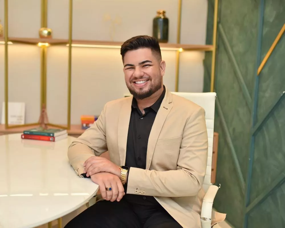 Psicólogo Enio Sena oferece atendimento especializado para adolescentes e adultos em Patos