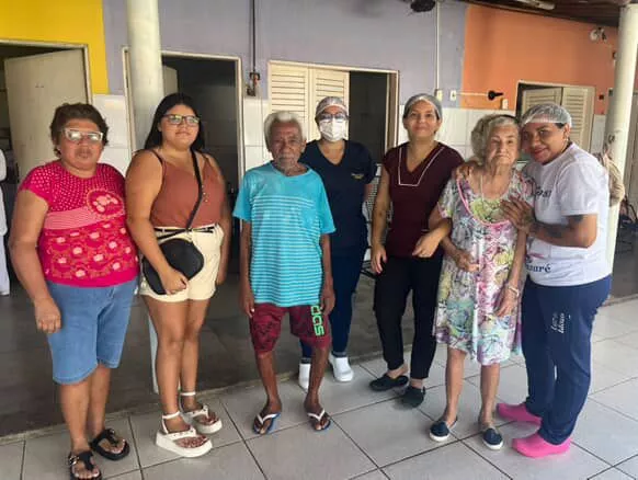 Jovem de São José de Espinharas que promoveu aniversário solidário realiza entrega de fraldas no Lar dos Idosos de Patos