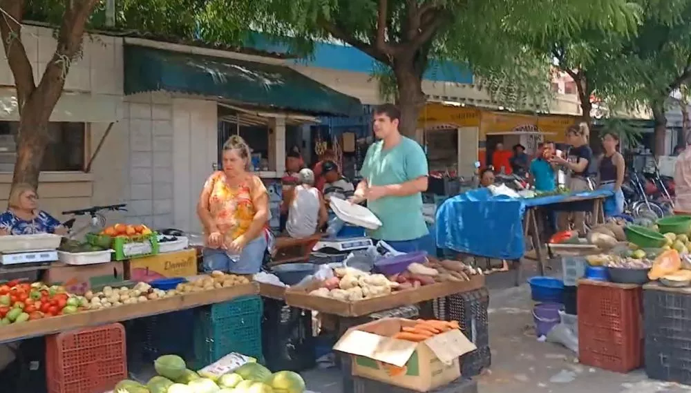 Comerciantes da Feira Livre de Patos se revoltam após serem notificados a retirar barracas do entorno do mercado