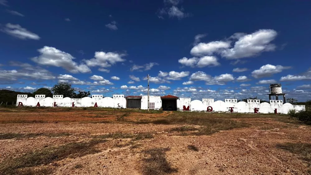 Prédio do antigo Dallas Motel é colocado para aluguel em Patos-PB