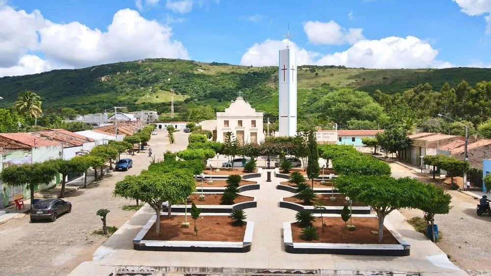 No Sertão: Homem é preso por agredir esposa grávida durante bebedeira em praça pública