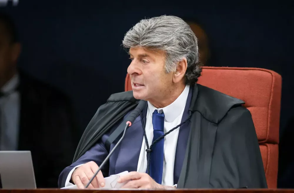 Após mais de 12h, Fux vota pela absolvição de Bolsonaro e 5 réus
