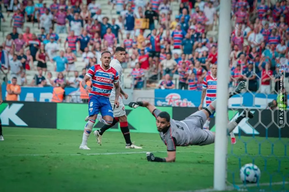 Fortaleza volta a vencer após oito jogos em estreia de Palermo e mantém Vitória na zona de rebaixamento do Brasileirão