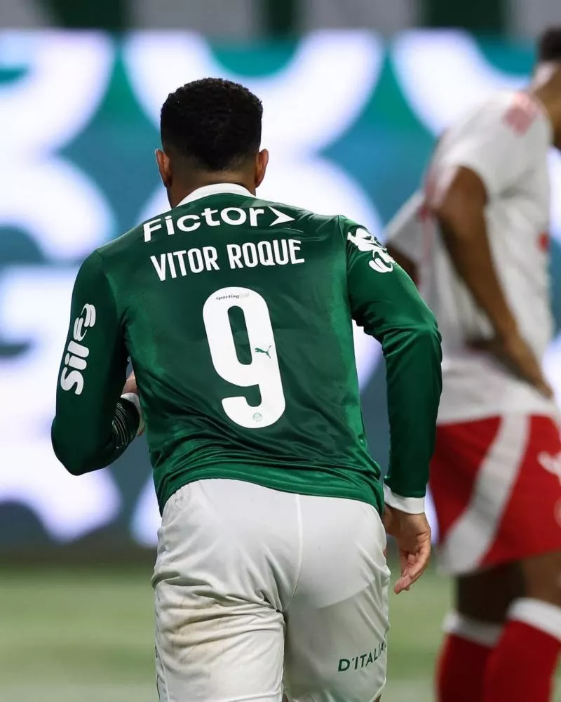 Vitor Roque dá show e faz três gols, Palmeiras atropela Inter em casa e chega com moral para a Libertadores