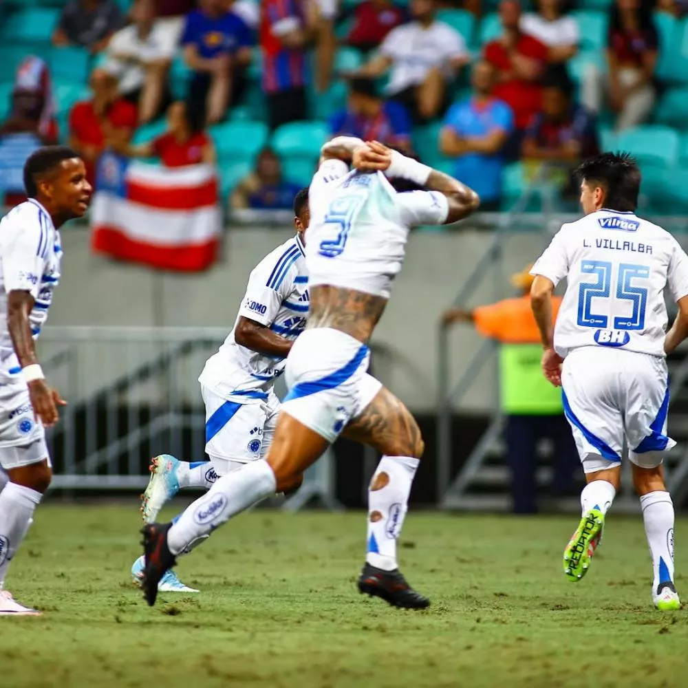 Gabigol sai do banco para decidir, marca golaço e Cruzeiro vira sobre o Bahia na Fonte Nova em jogo eletrizante