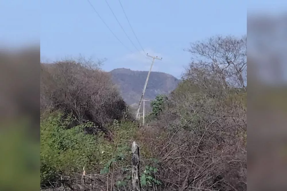 Moradores da comunidade Malhada de Pedra, em São José do Bonfim, alertam para risco em poste inclinado; Energisa diz que troca está programada