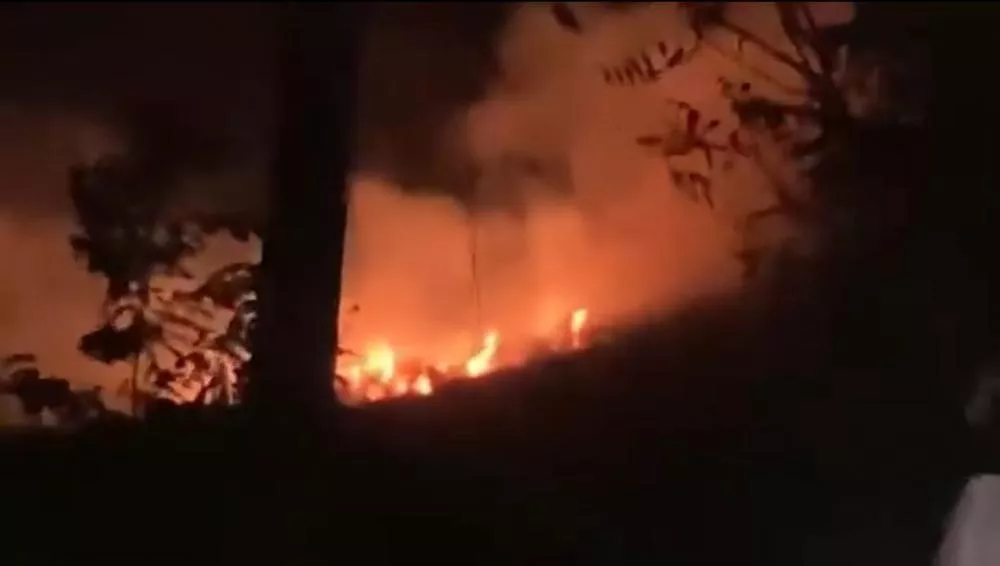 Incêndio na Serra do Cruzeiro se aproxima de propriedades rurais em São José do Bonfim, e moradores relatam apreensão