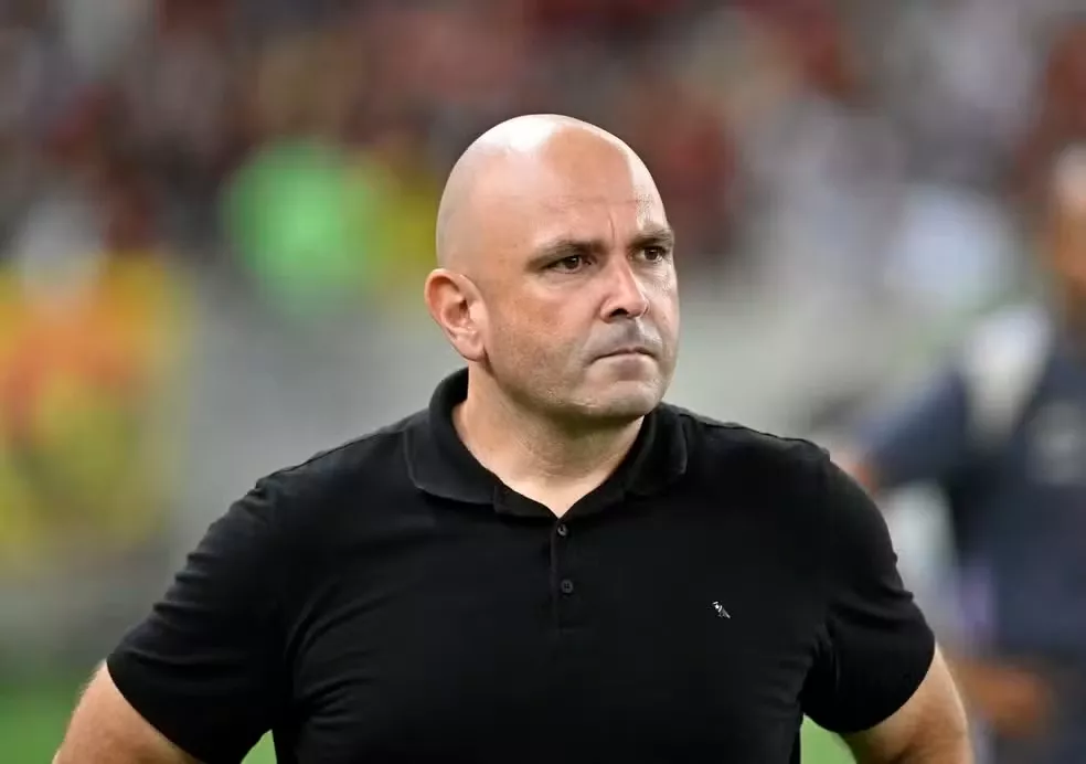 Carlos Leiria confirma saída do Campinense e revela insatisfação com a diretoria