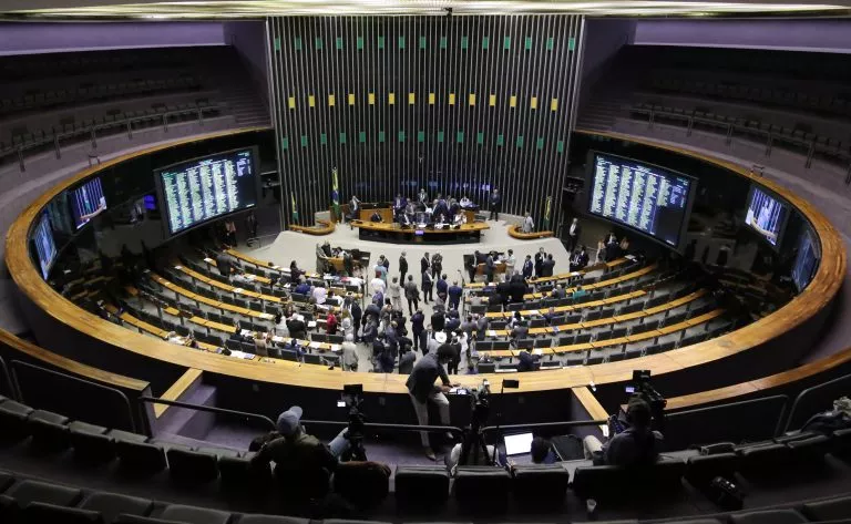 Centrão faz manobra e aprova voto secreto na PEC da Blindagem