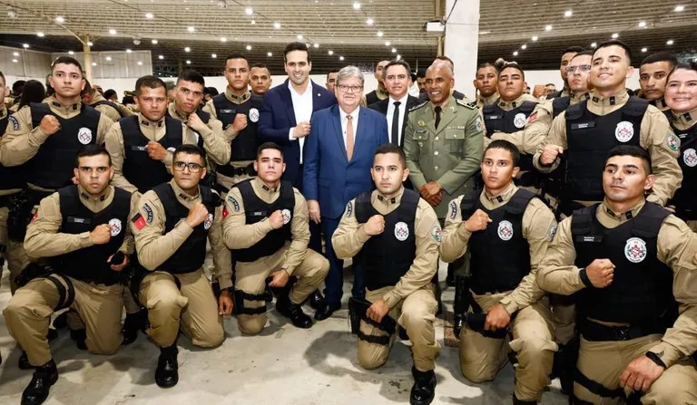 João Azevêdo participa de formatura de 799 novos soldados da PM e Bombeiros e destaca valorização das forças de Segurança