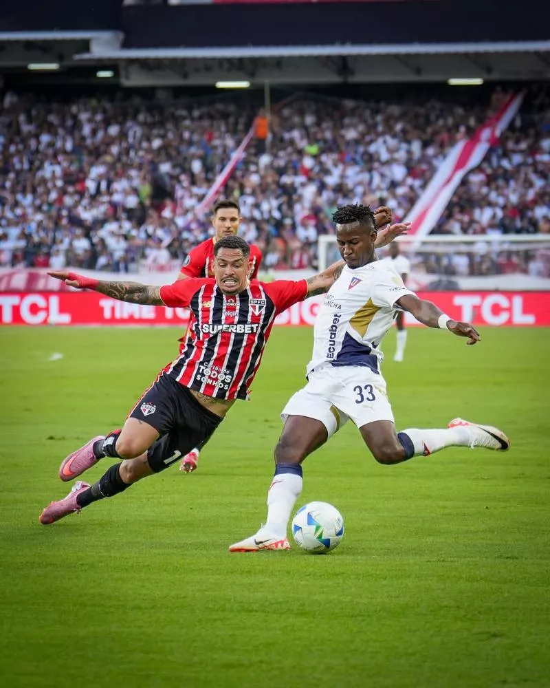 São Paulo abusa dos erros defensivos, perde para a LDU e se complica na Libertadores