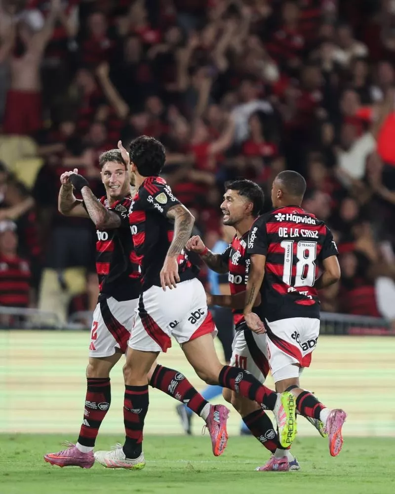 Flamengo domina Estudiantes, vence, mas gol sofrido nos acréscimos mantém confronto aberto na Libertadores