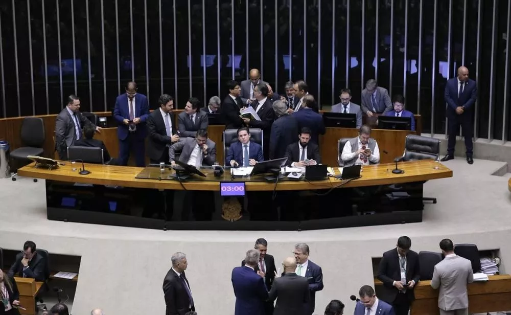 Após repercussão negativa, deputados se desculpam por votarem a favor da PEC da Blindagem