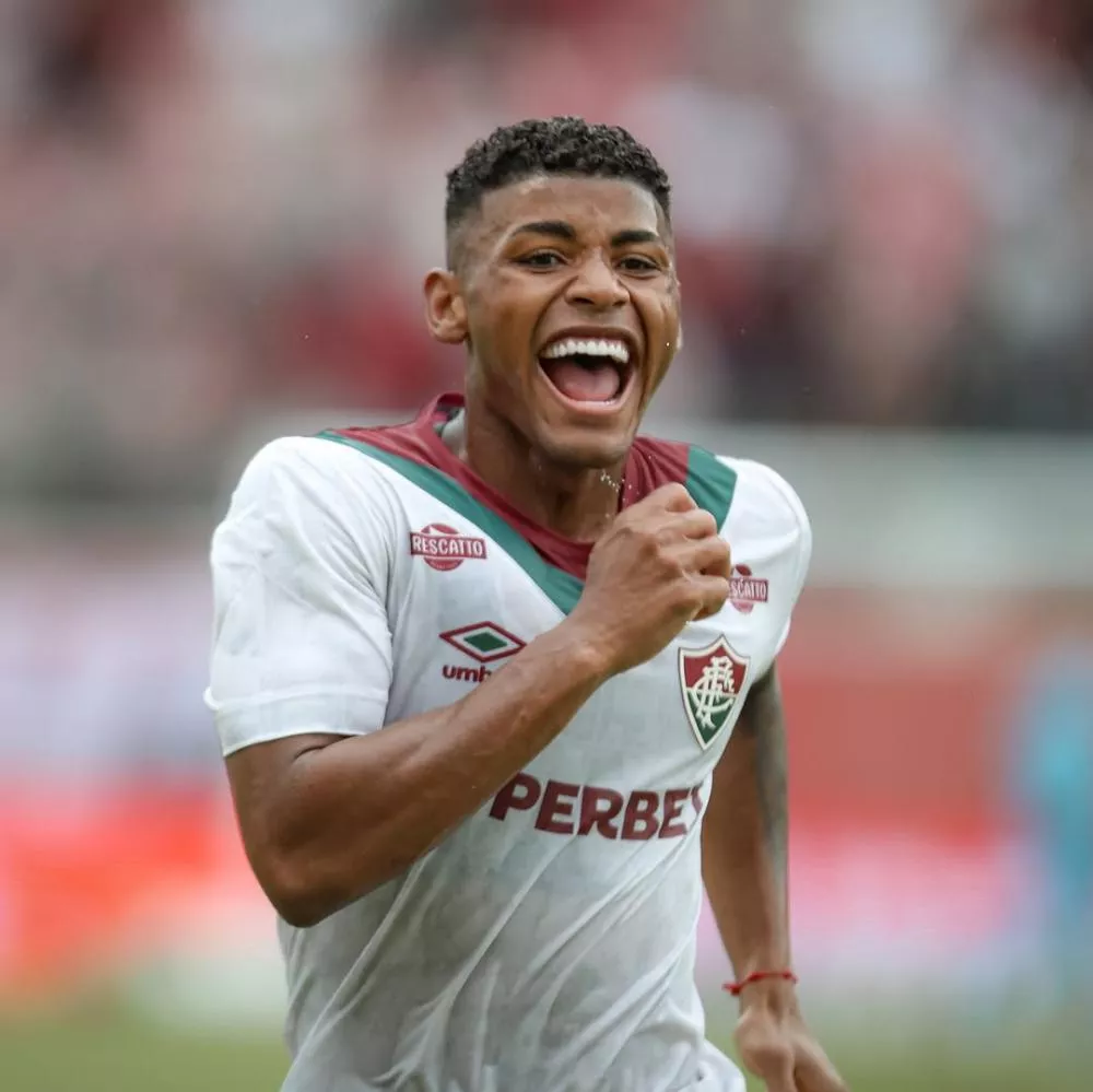 Fluminense conta com força de Hércules, bate o Vitória em duelo com expulsões e quebra longo tabu