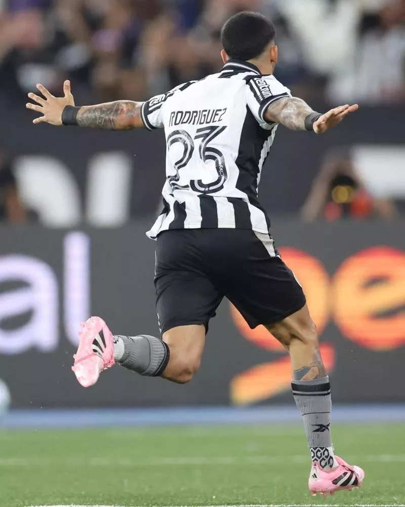 Botafogo volta a vencer Atlético-MG com um a menos e dorme no G-4 do Brasileirão