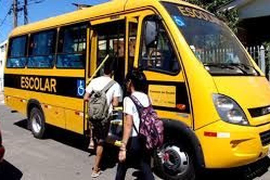 Criança de seis anos cai de ônibus escolar e morre atropelada