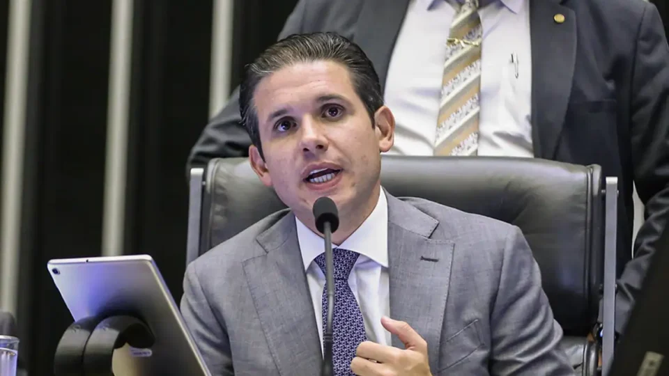 Hugo Motta indefere indicação de Eduardo Bolsonaro como líder da Minoria
