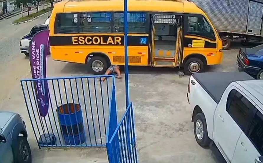 Mecânico escapa por pouco de ser atropelado por ônibus em oficina de Mamanguape; vídeo mostra o momento