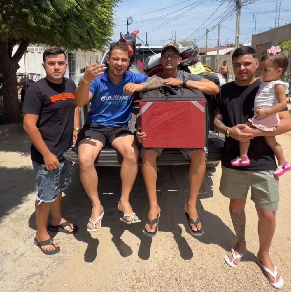 Após campanha solidária que mobilizou a cidade de Patos, Guilherme Premiações entrega moto 0 km a trabalhador que fazia delivery de bicicleta