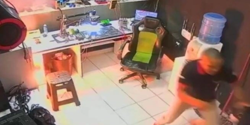 Celular explode dentro de loja de assistência técnica em Itaporanga; câmeras registraram o momento