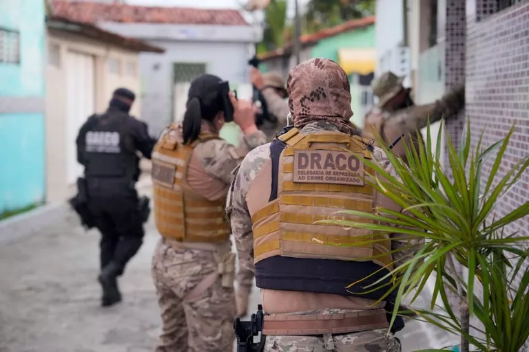 Operação Asfixia: Polícia Civil e GAECO bloqueiam mais de R$ 125 milhões do Comando Vermelho na Paraíba; policial é baleado durante ação
