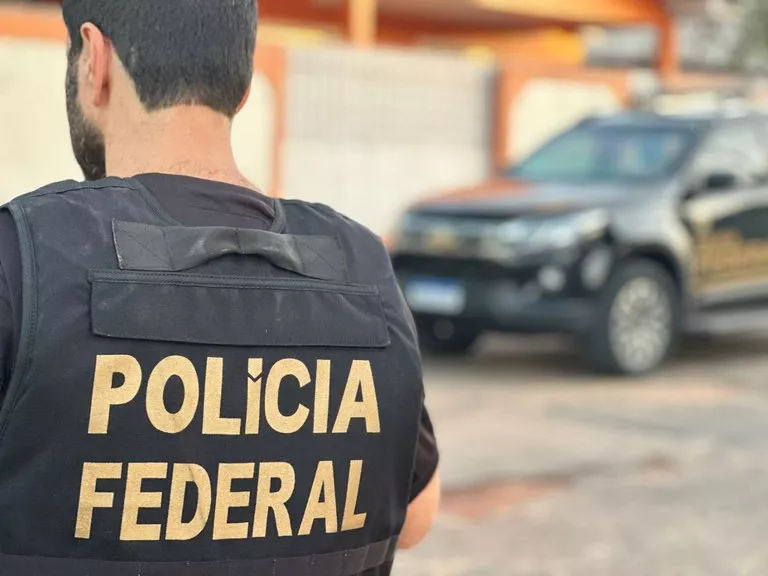 Polícia Federal prende uma pessoa em Patos durante operação contra fraudes em concursos públicos