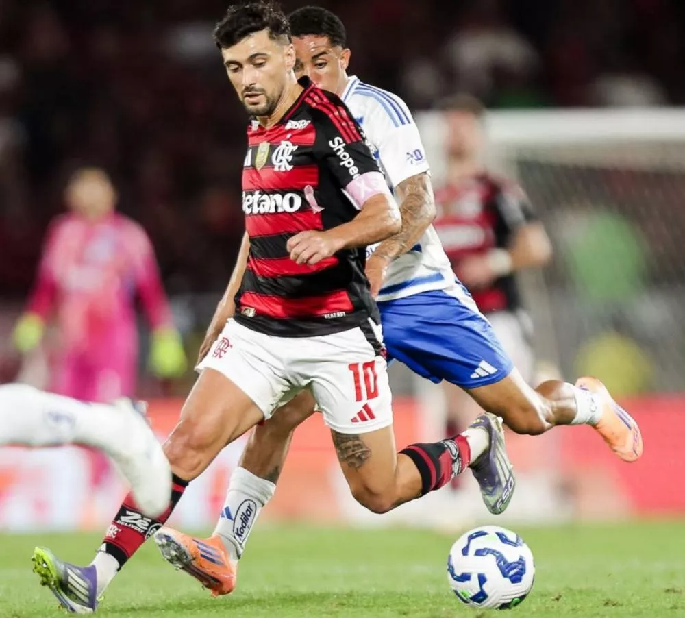 Goleiros brilham, Flamengo e Cruzeiro ficam no empate e embolam topo da tabela do Brasileirão