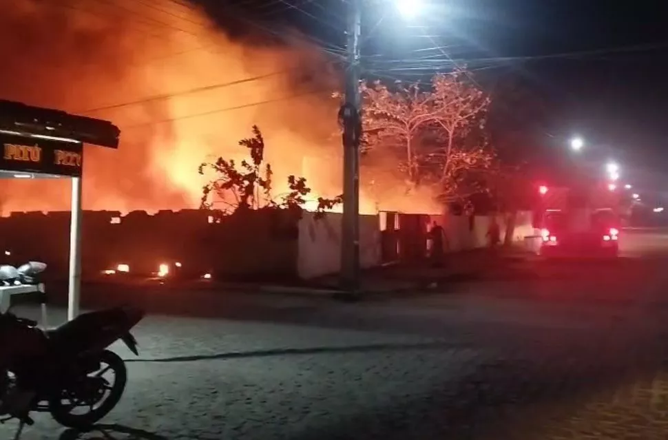 Incêndio em depósito de recicláveis é registrado na noite desta sexta-feira (3) no bairro São Sebastião, em Patos