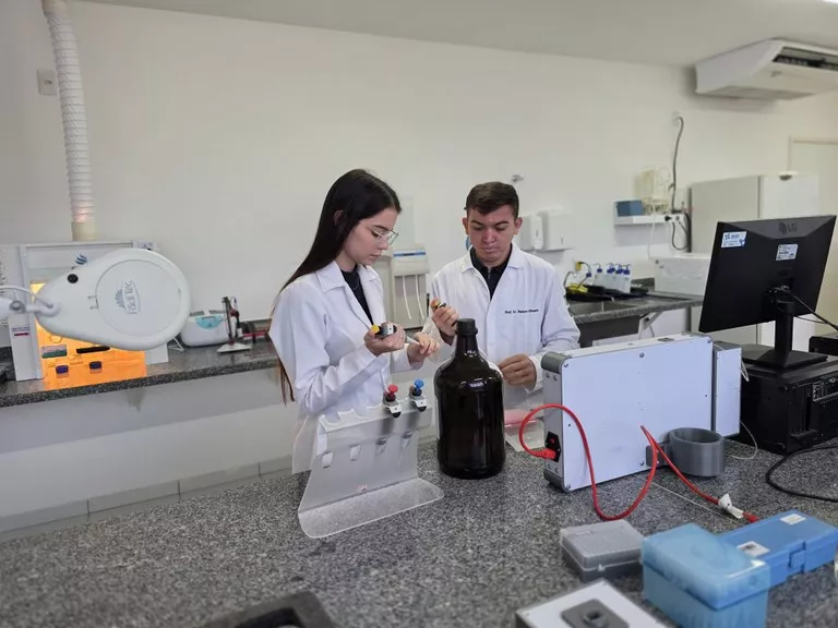 Pesquisadores da UEPB criam método para identificar metanol em bebidas e querem produzir canudo que detecta contaminação