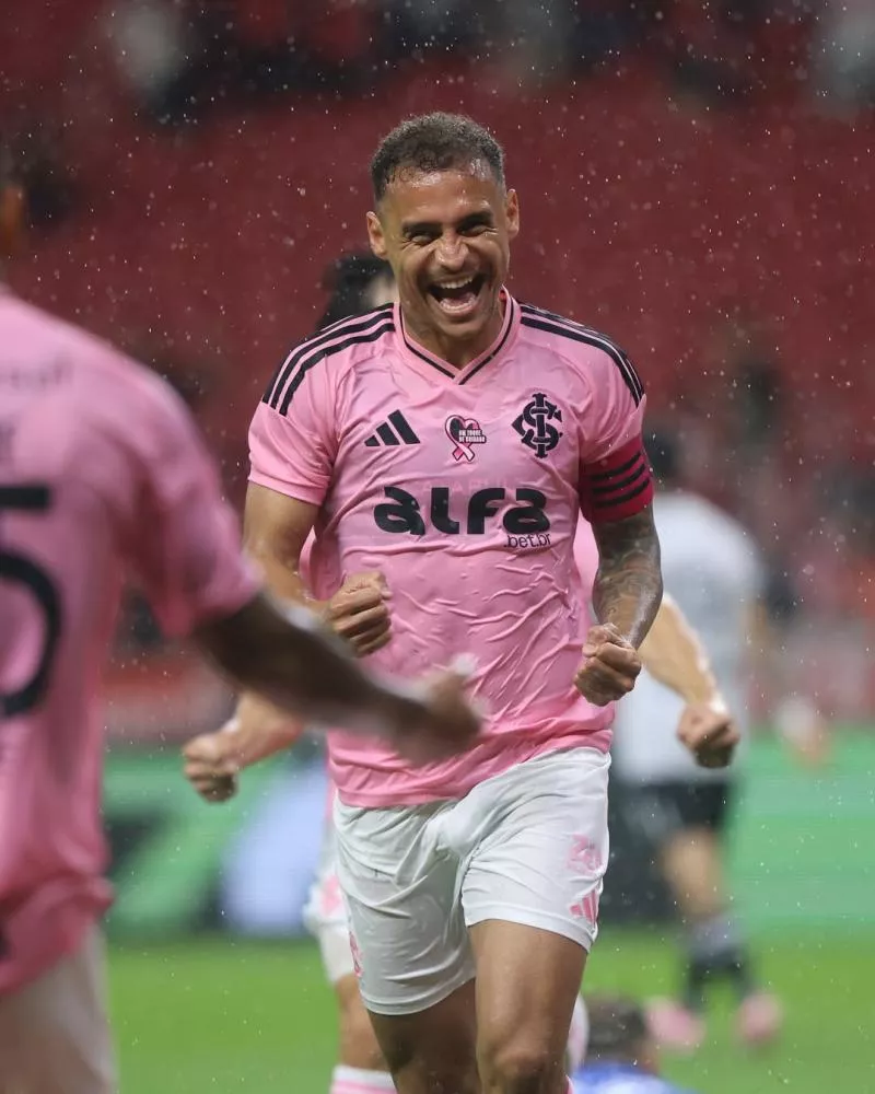 Internacional vence, respira contra o rebaixamento e deixa Botafogo com vaga no G-4 do Brasileirão ameaçada