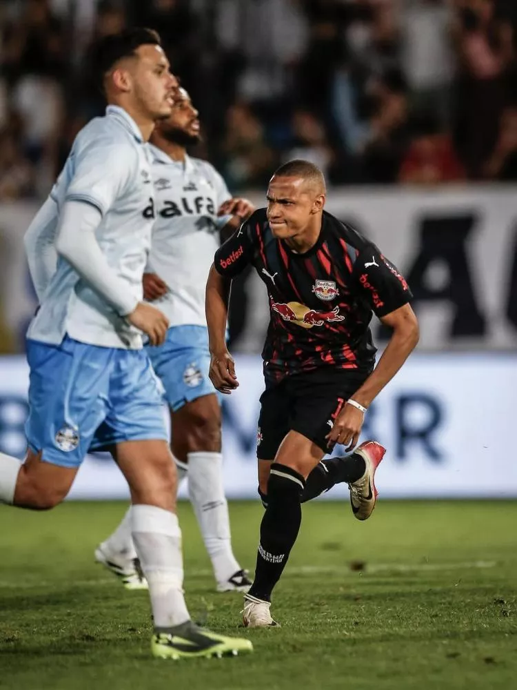 Em jogo polêmico com Kannemann expulso, Bragantino vence o Grêmio no último minuto e põe fim à 'jejum'